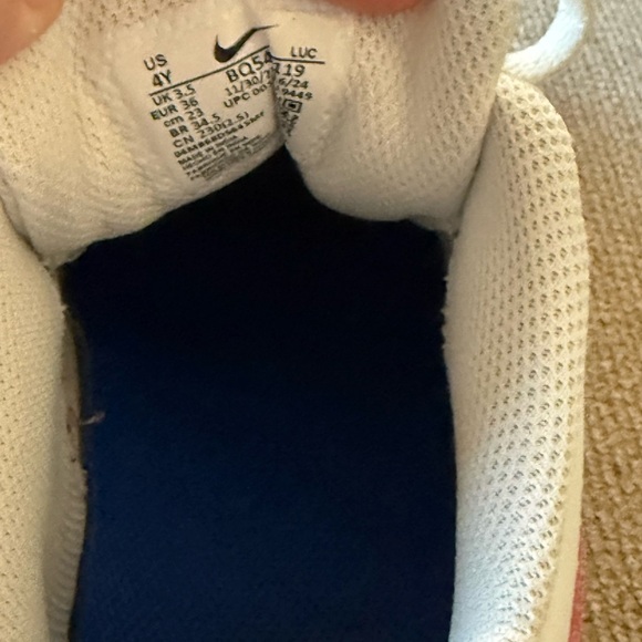 Nike Orange and White Sneakers with Classic Design - Picture 7 of 8